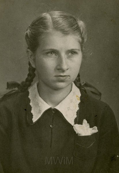 KKE 3964.jpg - KKE 3964 – Eugenia Kwiatkowska w wieku 20 lat. Zdjęcie maturalne, Olsztyn, 1951 r.